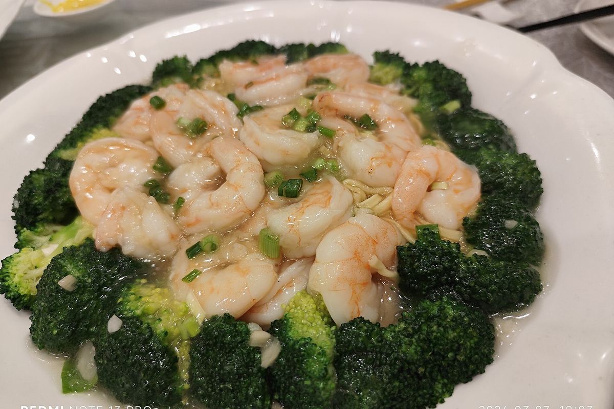 Stir-fried shrimp arranged over a ring of broccoli florets